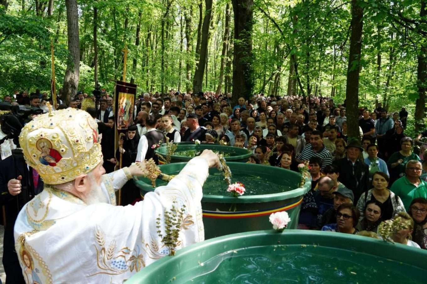 Izvorul Tămăduirii adună credincioșii la Mănăstirea Nucet: slujbă arhierească și procesiune la „Fântâna de leac”